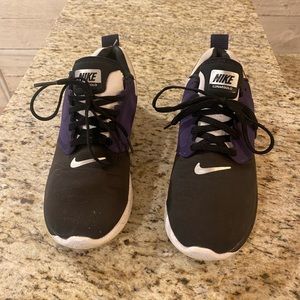 Nike lunarsolo barely worn. Size 7 women. Selling bc they are too small for me.
